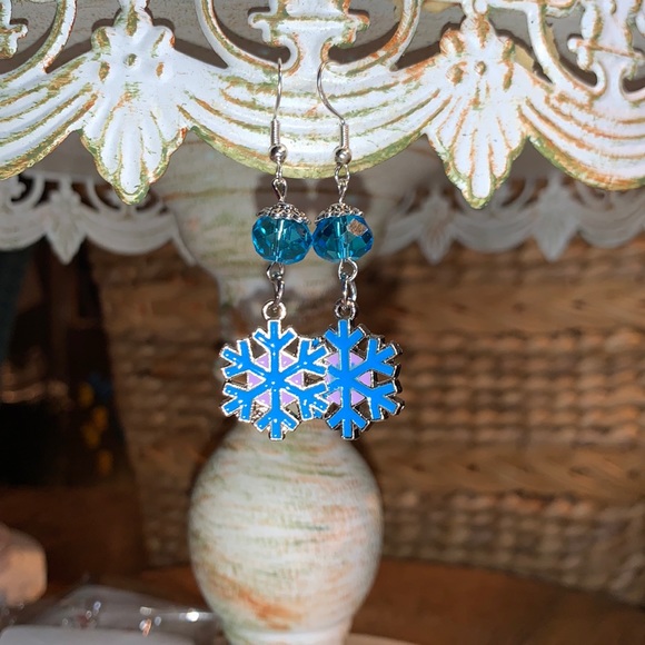 New Hand Crafted Snowflake ❄️ Dangle Earrings - Picture 4 of 11